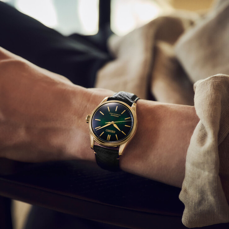 Zegarek Seiko Presage Classic x Tradman’s Bonsai noszony na nadgarstku z czarnym skórzanym paskiem i ciemnozieloną tarczą.