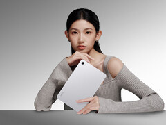 Firma Xiaomi zaprezentowała nową konfigurację tabletu Redmi K Pad 2. Na zdjęciu: zdjęcie promocyjne tabletu w srebrnej kolorystyce.