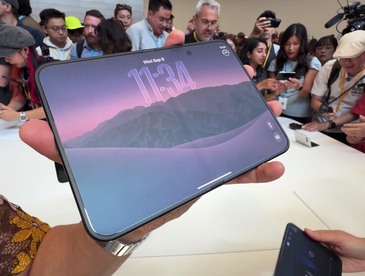 W modelu iPhone Duo firmy Apple rzeczywiście widoczna jest zagięcie, jednak powierzchnia o nanostrukturze pomaga zminimalizować jego widoczność.