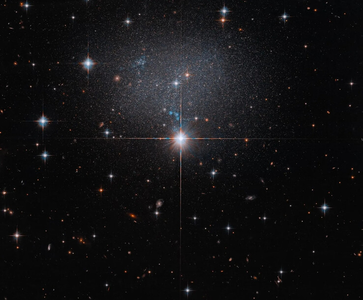 Zdjęcie wykonane przez Kosmiczny Teleskop Hubble'a przedstawiające galaktykę karłowatą ESO 490-017.