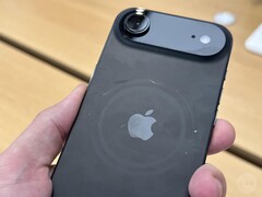 wyświetlacz iPhone'a Air Space Black z zadrapaniami wokół obszaru MagSafe. (Źródło zdjęcia: Consomac)