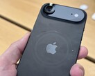 wyświetlacz iPhone'a Air Space Black z zadrapaniami wokół obszaru MagSafe. (Źródło zdjęcia: Consomac)