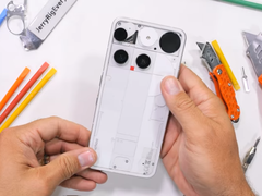 The Nothing Phone (3). (Źródło obrazu: JerryRigEverything via YouTube)