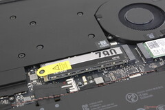 Dysk SSD znajduje się obok chłodnicy komory parowej i wentylatora w Blade 16