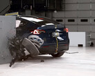 Test zderzeniowy Tesla Model Y z małym najechaniem na bok po stronie kierowcy. (Źródło zdjęcia: IIHS/YT)
