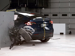 Test zderzeniowy Tesla Model Y z małym najechaniem na bok po stronie kierowcy. (Źródło zdjęcia: IIHS/YT)