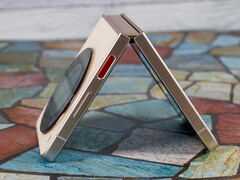 Flip 5G: składany smartfon teraz dostępny ze zniżką. (Zdjęcie: Notebookcheck)