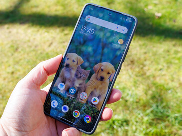 Poco F7 Ultra na zewnątrz