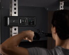 Mężczyzna wyciąga urządzenie Gym Nano