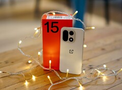 Globalna wersja modelu OnePlus 15 została zaprezentowana w październiku 2025 roku.