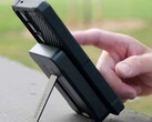 Aluminiowa podstawka w powerbanku Rokform MagSafe o pojemności 10 000 mAh utrzymuje podłączony telefon, umożliwiając korzystanie z niego bez użycia rąk. (Źródło zdjęcia: Rokform)