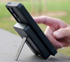 Aluminiowa podstawka w powerbanku Rokform MagSafe o pojemności 10 000 mAh utrzymuje podłączony telefon, umożliwiając korzystanie z niego bez użycia rąk. (Źródło zdjęcia: Rokform)