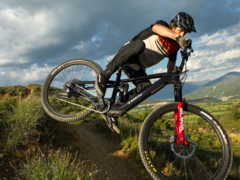 Trek Fuel Plus (na zdjęciu) jest wyposażony w silnik TQ HPR60 i większy akumulator 580 Wh. (Źródło zdjęcia: Trek Bikes)