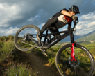 Trek Fuel Plus (na zdjęciu) jest wyposażony w silnik TQ HPR60 i większy akumulator 580 Wh. (Źródło zdjęcia: Trek Bikes)