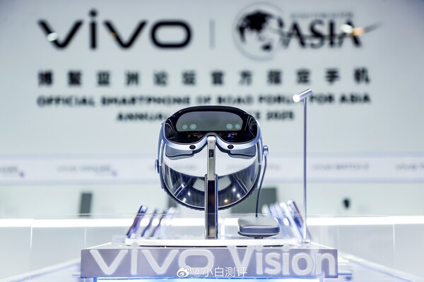 Vivo Vision ma konstrukcję podobną do Apple Vision Pro. (Źródło obrazu: 小白测评 na Weibo)