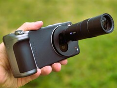 Vivo X200 Ultra z akcesoriami do aparatu w recenzji. (Źródło zdjęcia: Marcus Herbrich)