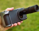 Vivo X200 Ultra z akcesoriami do aparatu w recenzji. (Źródło zdjęcia: Marcus Herbrich)