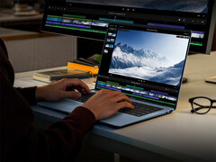 Book Pro 14 ma smukłą i lekką konstrukcję. Na zdjęciu: zdjęcie promocyjne przedstawiające laptopa radzącego sobie z obciążeniem związanym z produktywnością.