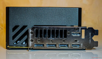 Porty: 2x DisplayPort 2.1b-out, 2x HDMI 2.1b-out