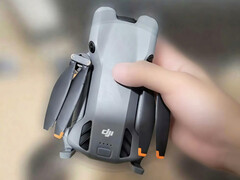 DJI Mini 5 Pro widziany z góry (źródło obrazu: Mauro Tandoi)