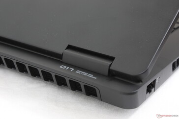 Tylny występ poprawia chłodzenie kosztem większej wagi i większych wymiarów