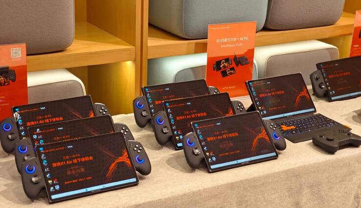 OneXPlayer X1 Air w dwóch z trzech stanów. (Źródło obrazu: One-Netbook)