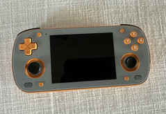 Niektórzy pierwsi użytkownicy Retroid Pocket Mini otrzymali niewłaściwą opcję kolorystyczną. (Źródło zdjęcia: za pośrednictwem Joey's Retro Handhelds)