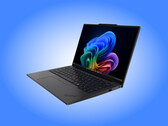 ThinkPad X13 Gen 7 jest dostępny w jednym wariancie kolorystycznym z tłoczoną aluminiową pokrywą dolnej części obudowy.