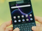 Titan 2 to urządzenie przypominające wyglądem BlackBerry, które można już kupić na Kickstarterze (źródło zdjęcia: Unihertz)