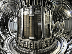 Dużo wysiłku dla (wciąż) bardzo małych ilości energii. Widok reaktora JET. (Źródło: EUROfusion)