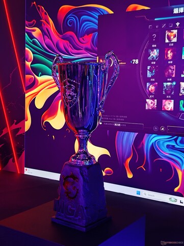 Zwycięzca turnieju e-sportowego WoW otrzymuje trofeum MSI Gaming Arena
