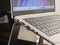 Asus ExpertBook P5: Lewa