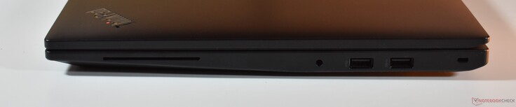 prawo: Czytnik kart inteligentnych, audio 3,5 mm, USB-A 2.0, USB A 3.2 Gen 1, Kensington Lock