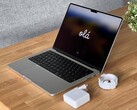 MacBook Pro 14 ma dwa porty Thunderbolt 3, jeden SDXC, jedno wyjście HDMI, gniazdo 3,5 mm i złącze MagSafe. (Źródło: Andreas Osthoff dla Notebookcheck)