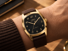 Zegarek Timex Marlin Tonneau TW2Y84500IK posiada kopertę w kolorze złotym
