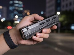 Latarka EDC15 została zaprojektowana jako kompaktowa latarka do codziennego użytku, zapewniająca przyzwoitą moc. 