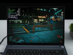 Laptop AIM Max+ uruchamiający grę Cyberpunk 2077 na zintegrowanym układzie graficznym Radeon 8060S, pokazujący nakładkę w grze z TDP i temperaturą procesora. (Źródło obrazu: ETA PRIME na YouTube)