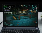 Laptop AIM Max+ uruchamiający grę Cyberpunk 2077 na zintegrowanym układzie graficznym Radeon 8060S, pokazujący nakładkę w grze z TDP i temperaturą procesora. (Źródło obrazu: ETA PRIME na YouTube)
