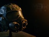 Zbliżenie na replikę hełmu Spartan z edycji kolekcjonerskiej Metro 2039, z ciemnym wizjerem, zintegrowanymi elementami maski gazowej i detalami noszącymi ślady walki.