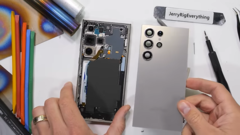 Galaxy S24 Ultra mid-teardown. (Źródło: JerryRigEverything via YouTube)