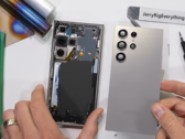 Galaxy S24 Ultra mid-teardown. (Źródło: JerryRigEverything via YouTube)