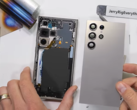 Galaxy S24 Ultra mid-teardown. (Źródło: JerryRigEverything via YouTube)