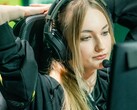 Streamer noszący zestaw słuchawkowy do gier z mikrofonem na wysięgniku, siedzący przed ekranem podczas transmisji na żywo