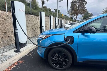 chevy Bolt EV z 2027 r. przy ładowarce Tesli. (źródło zdjęcia: GM Authority)