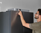 Urządzenie Jackery FridgeGuard jest wyposażone w niewielki ekran LCD
