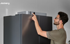 Urządzenie Jackery FridgeGuard jest wyposażone w niewielki ekran LCD
