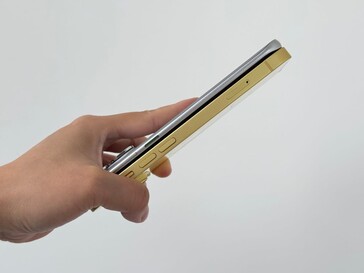 Infinix Hot 60 Pro+ vs iPhone 14. (Źródło obrazu: UniverseIce na X)