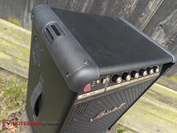 Skóra PU na górze i po bokach, wzmocnione krawędzie i uchwyt do przenoszenia