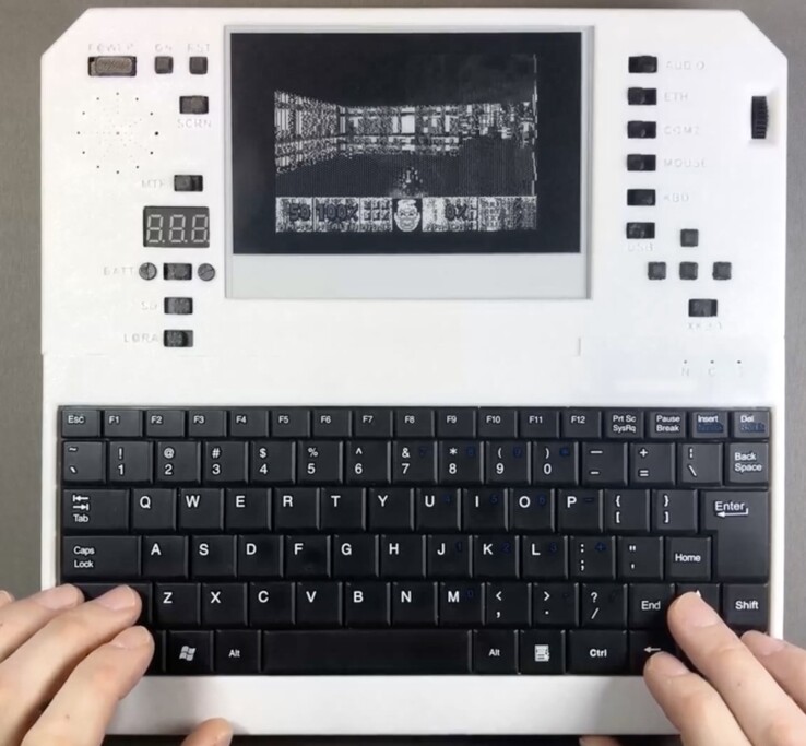 Evertop PC może uruchomić gry Doom, Wolfenstein 3D, Minesweeper i inne. (Źródło obrazu: ericjenott via Github)