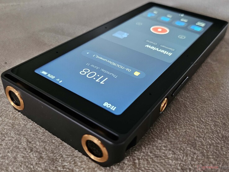 Rejestrator iFLYTEK AI Recorder S6 jest wyposażony w 2 mikrofony kierunkowe i 6 mikrofonów dookólnych.
